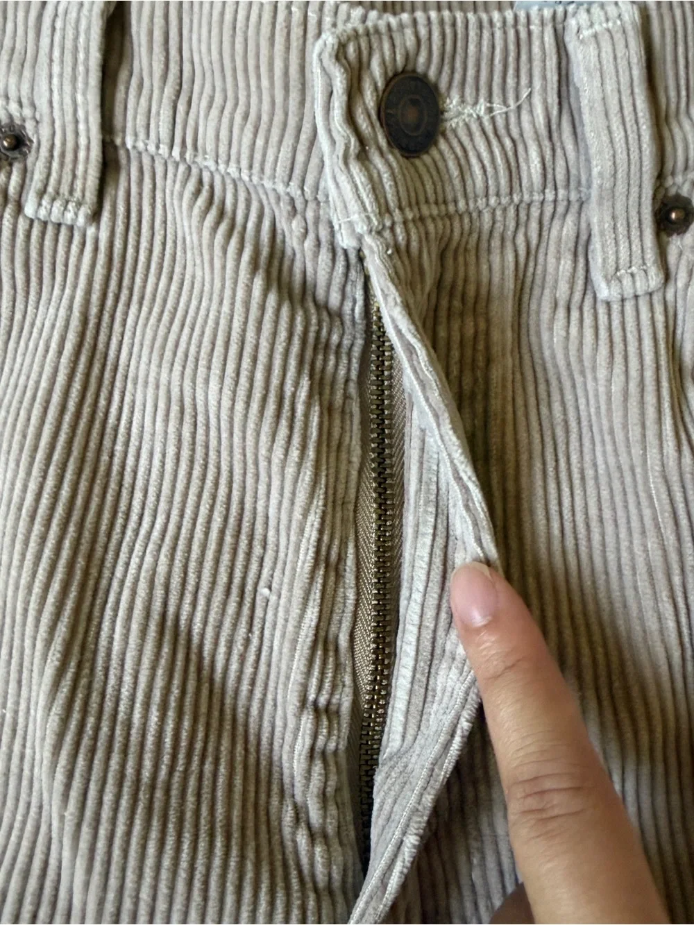 Vintage Levi’s 565 Loose Fit Wide Leg Corduroy Pants Made in USA Y2K Men’s